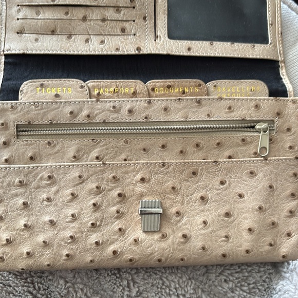 Elegant Tan Clutch Passport holder Chris Kon - Picture 2 of 9